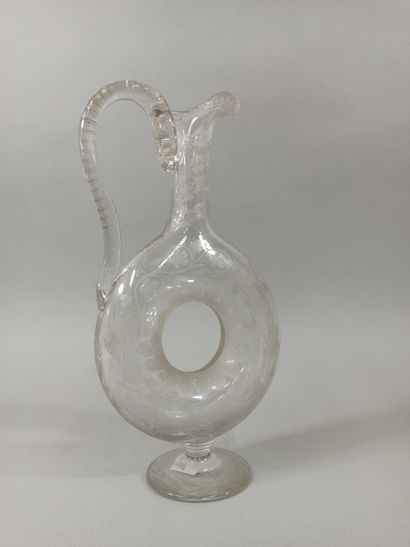 null DECANTER TO DECANT THE WINE IN CRYSTAL.

Cylindrical form, with engraved and...