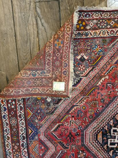 null IRAN

Tapis Chiraz Qashqai à décor de trois trois motifs géomètriques centraux.

H....