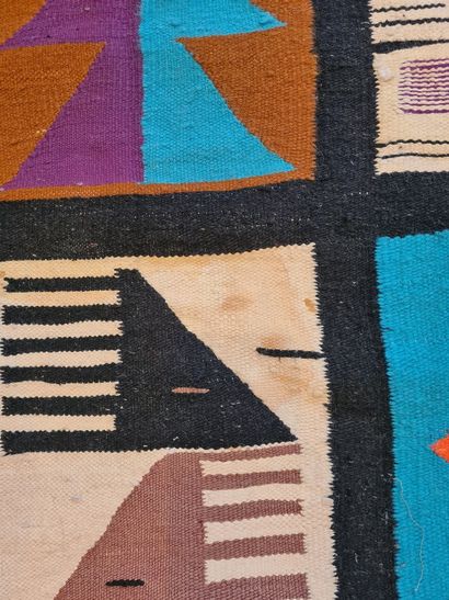 null Lot de trois tapis:



- NEPAL

Tapis en laine à fond bleu nuit et à décor de...