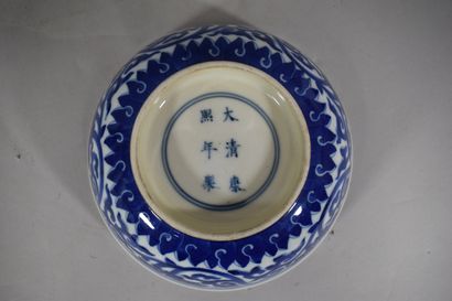 null CHINE, XXème siècle

Bol à bord évasé en porcelaine à décor en bleu sous couverte...