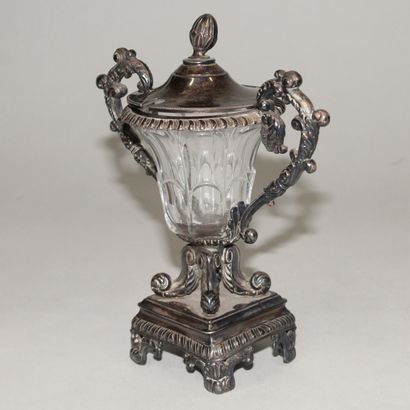 null Moutardier en argent et verre.

Poinçon « Tête de Michel Ange » 1819 à 1838

Poids...