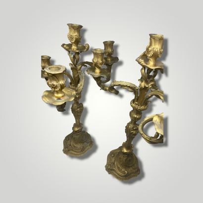 null Paire de chandeliers à 5 bras de lumières en bronze doré, de style Louis XV....