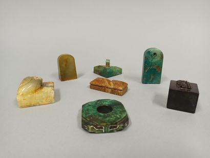 null CHINA - 20th century

Meeting of objects including seals, pendants and statuettes...
