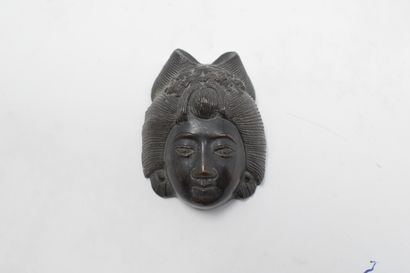 null CHINE et ITALIE, XXème siècle

Deux petits masques en bronze; l'un figurant...