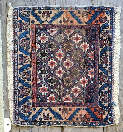 null Lot of three small carpets:



- TUNISIA

Wool and silk carpet.

H. 120 - L....