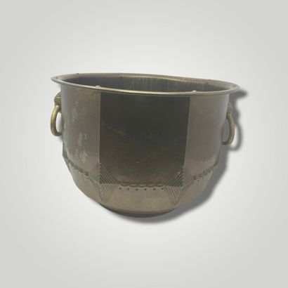 null AUSTRIAN WORK

Hammered copper pot with brown patina, ovoid body with cut sides...