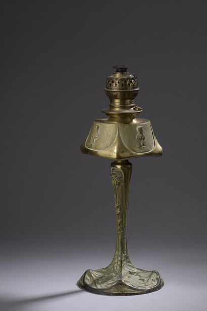 null Georges LELEU (1883 - 1961) 

Lampe à huile en bronze doré oxydé vert à décor...