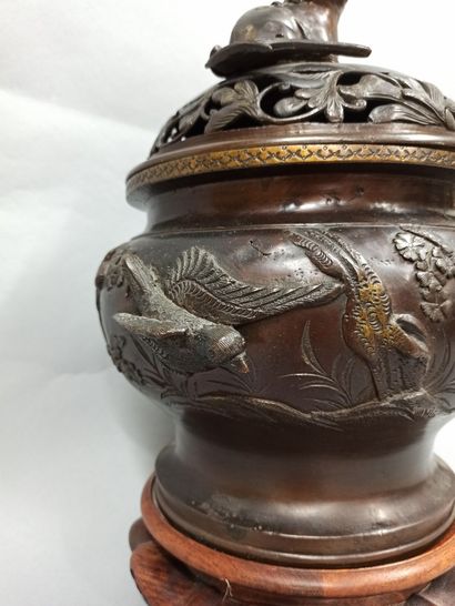 null CHINA Modern

Bronze incense burner with brown patina, decorated in relief with...