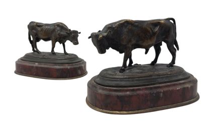 null Vache et taureau,

deux bronzes formant pendant, sur un socle en marbre griotte...