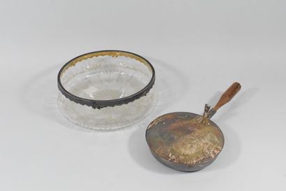 null Lot including a salad bowl and a covered metal pan. 



Gross weight: 1822g...