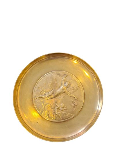 null Coupe sur piédouche de forme circulaire en bronze doré à décor ciselé de Vénus...