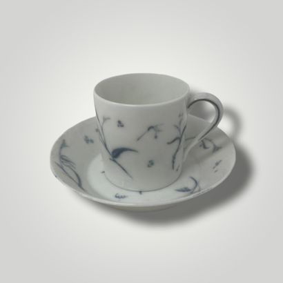 null SEVRES 

Cup litron and its saucer in white porcelain with blue plant decoration.

Stamp...