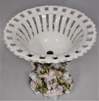 null Allemagne, Saxe, Plaue, XIXe siècle

Coupe ajourée sur piédouche en porcelaine

Décor...
