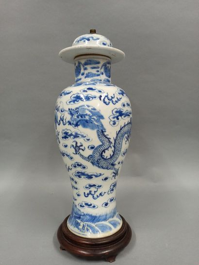 null CHINE - Fin XIXe siècle

Potiche en porcelaine à décor en bleu sous couverte...