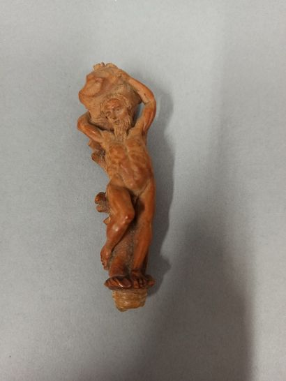 null Petite figurine sculpté en buis représentant un atlante portant un rocher sous...