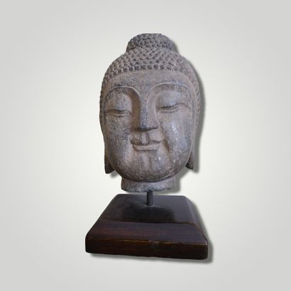 null Tête de Buddha en grès. XXème. Présentée sur un socle en bois.

Ht. : 25 cm...