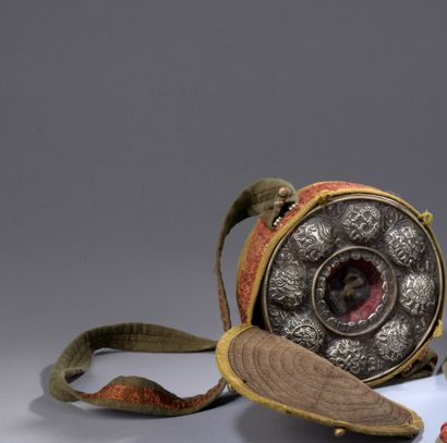 null TIBET - XIXe siècle

Autel portatif dit «gau» rond en cuivre repoussé à décor...