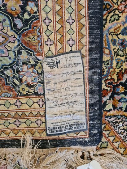 null Tapis Cachemire en laine et soie à décor Ardebil. 

H. 265 - L. 182 cm