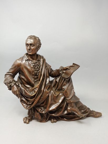 null Bronze de pendule figurant Montesquieu assis écrivant l'Esprit des Lois.

XIXème...