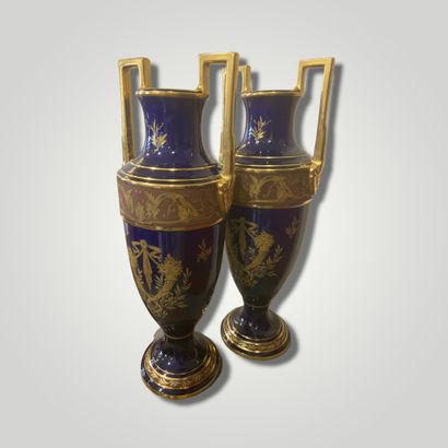 null TOURS, Jaget et Pinon

Paire de vases balustres en porcelaine à fond bleu orné...