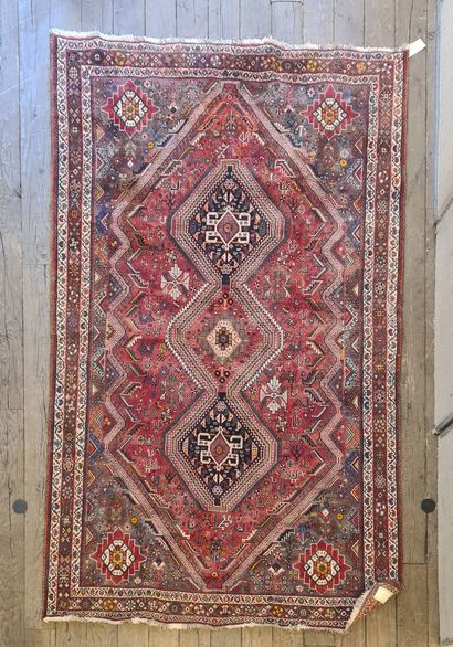 null IRAN

Chiraz Qashqai carpet decorated with three central geometric motifs.

H....