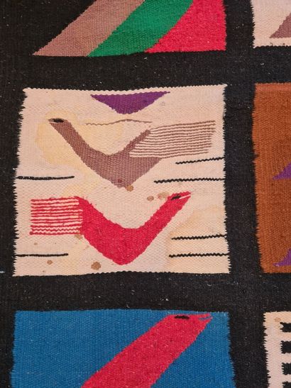 null Lot de trois tapis:



- NEPAL

Tapis en laine à fond bleu nuit et à décor de...
