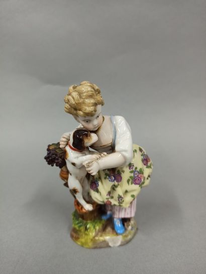 null MEISSEN 

Children with bunches of grapes 

Height : 12,50 cm 

Accidents