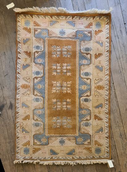 null TURKEY

Milas wool carpet decorated with a central beige band on a blue and...