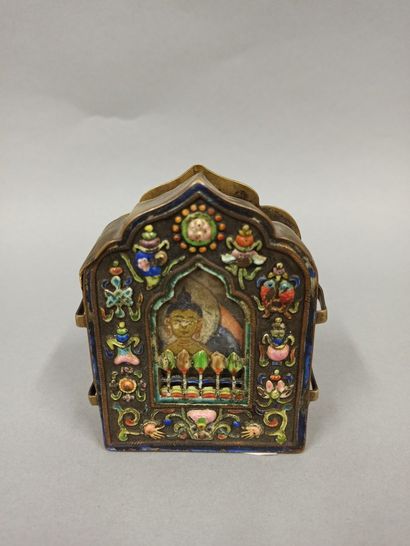 null TIBET

Small gilded metal temple with enamel decoration.

H. 10,5 - L. 8 cm

Accidents...
