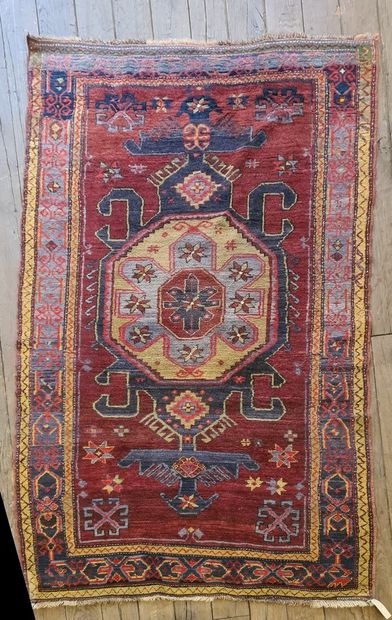 null TURKEY

Konya carpet with central decoration of a large geometric pattern green...