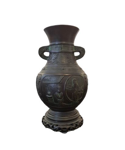 null JAPON, XXème siècle

Vase de forme balistre en bronze à patine médaille à décor...