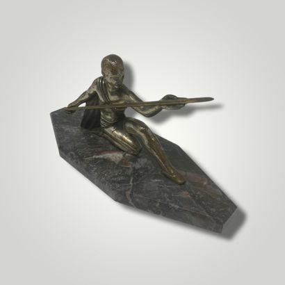null Sculpture en bronze à patine argentée figurant une femme accroupie tenant entre...