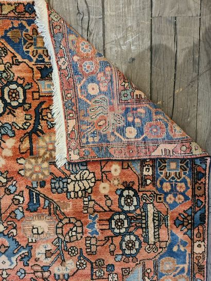 null IRAN

Nahavan carpet in wool and silk decorated with a stylized blue flower...