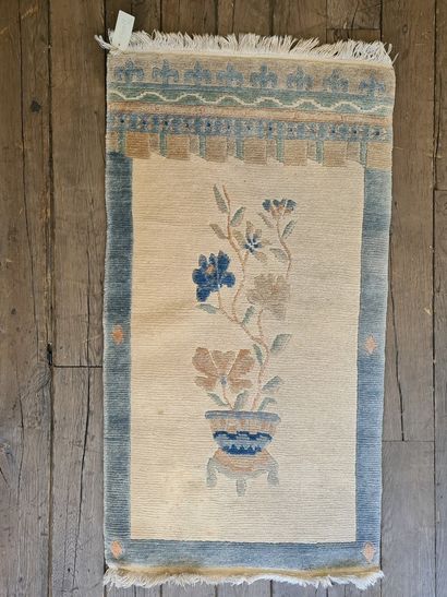 null Lot of two carpets:



- NEPAL

Wool and silk carpet decorated with a flowering...