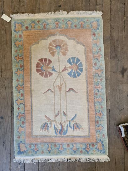 null Lot de deux tapis:



- NEPAL

Tapis en laine et soie à décor d'un vase fleuri...