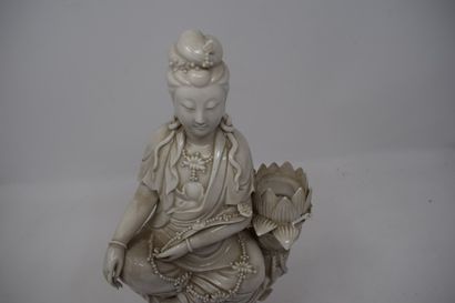 null CHINA - Early 20th century.

Chinese white statuette representing a guanine...