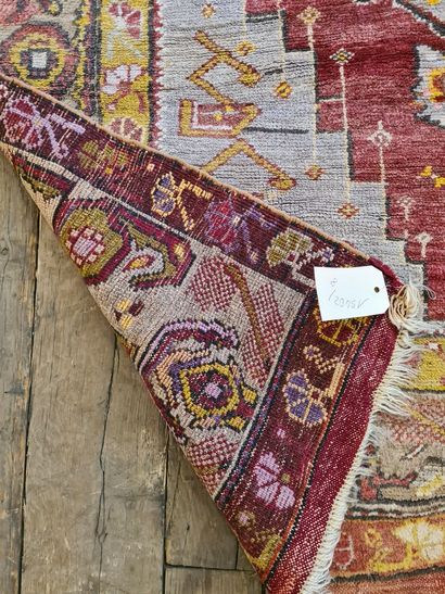 null TURKEY

Woolen Konya carpet with central decoration of a yellow geometric motif...