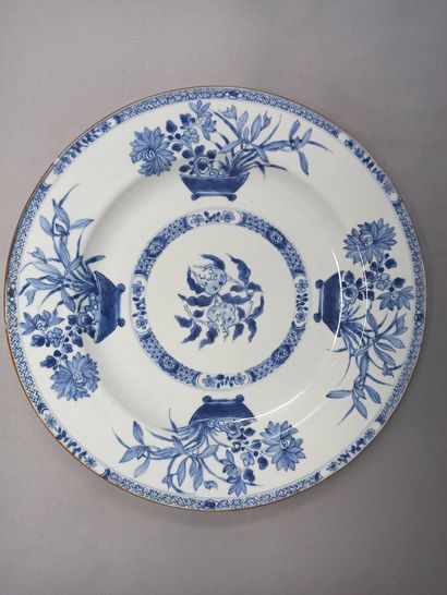 null Lot composé de deux plats en porcelaine de la Compagnie des Indes à décor bleu-blanc...