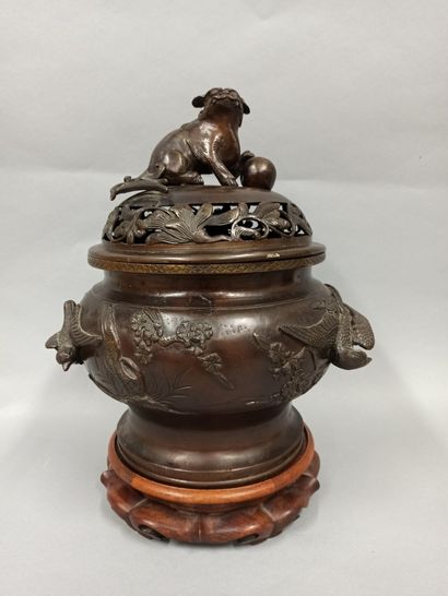 null CHINA Modern

Bronze incense burner with brown patina, decorated in relief with...