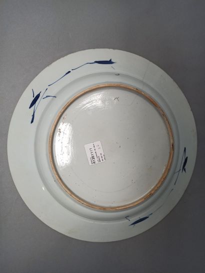 null Lot composé de deux plats en porcelaine de la Compagnie des Indes à décor bleu-blanc...