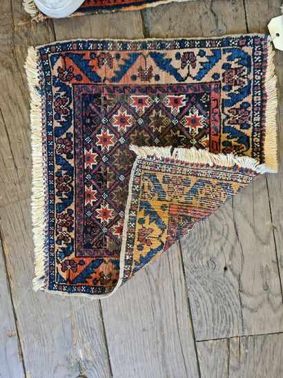 null Lot of three small carpets:



- TUNISIA

Wool and silk carpet.

H. 120 - L....