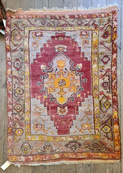 null TURKEY

Woolen Konya carpet with central decoration of a yellow geometric motif...