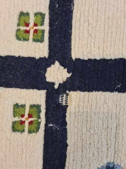 null Lot of three carpets:



- NEPAL

Woolen carpet with a midnight blue background...