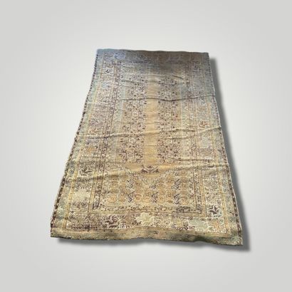 null Old koula carpet, Central Anatolia (Turkey)

About 1850/60

Wool velvet on wool...