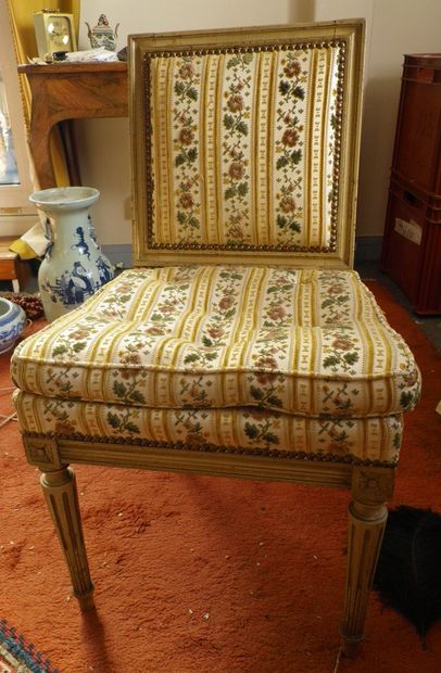 null Un fauteuil et une chaise de style Louis XVI garnis de tissu à bandes de fleurs...