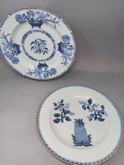 null Lot composed of two porcelain dishes of the Compagnie des Indes with blue-white...