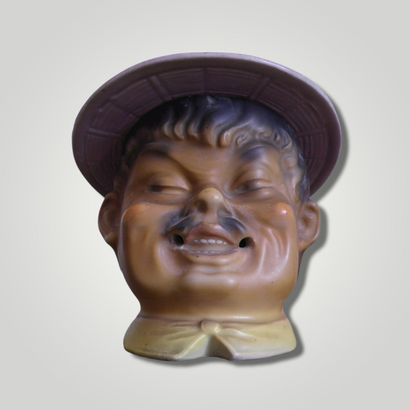 null Boîte en biscuit polychrome figurant une tête de chinois, le couvercle formant...