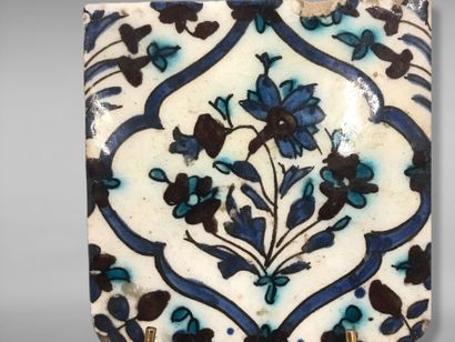 null Carreau à décor floral 

Céramique polychrome sous glaçure incolore transparente

Iran,...
