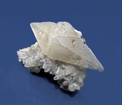 null Calcite, blende: pale yellow biterminated scalenohedron (8 cm) on aggregate...
