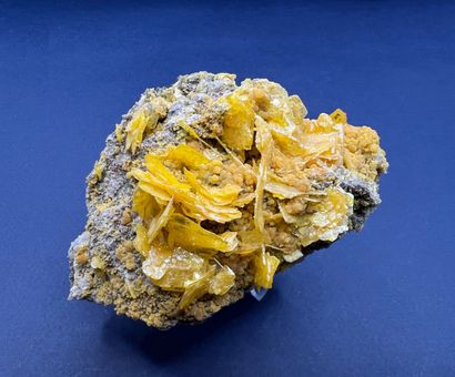 null Beautiful wulfenite, mimetite: bright yellow tablets (15 mm), mimetite 

orange...